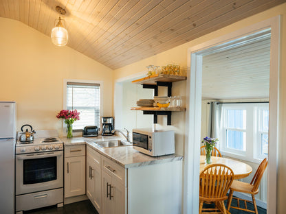 AQC Prince Edward County Escape 🌊 - Weekend Accommodations